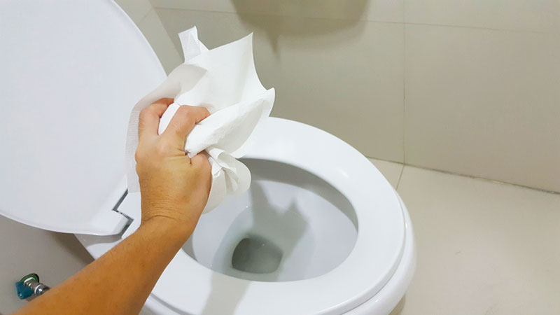 گرفتگی توالت با دستمال کاغذی را خودتان باز کنید!