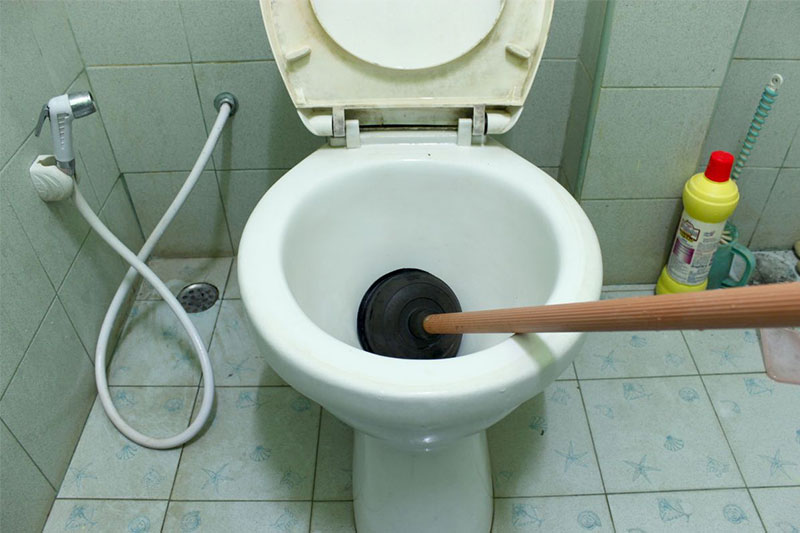 چطور گرفتگی توالت با مدفوع را رفع کنیم؟ معرفی ۵ روش کاربردی